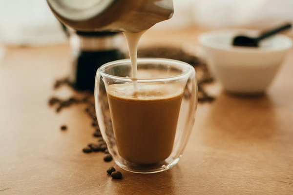 Pourquoi opter pour une machine à café avec mousseur à lait intégré pour des cappuccinos maison?